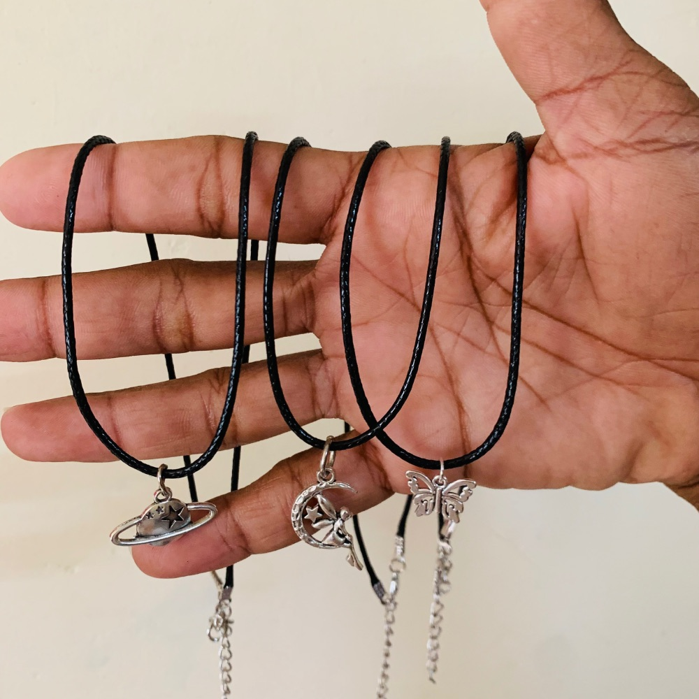 Collares de cordones y dijes plateados