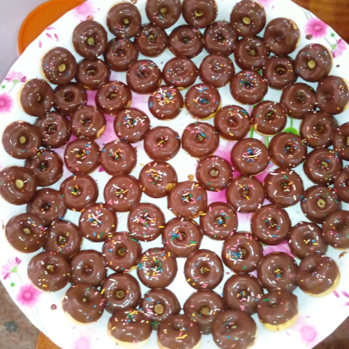 Mini donas 🍩 decoradas con chocolate oscuro grajea 🌈 y otros agregos