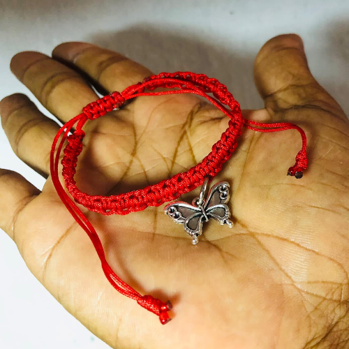 Pulseras de hilo rojo con dijes