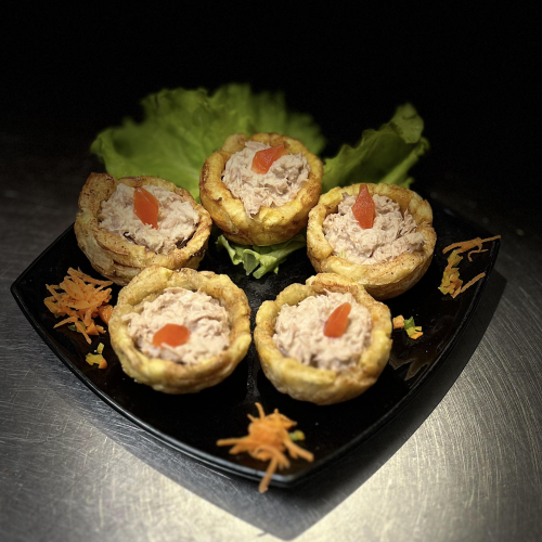 Tostones rellenon con atún, cebolla y mayonesa